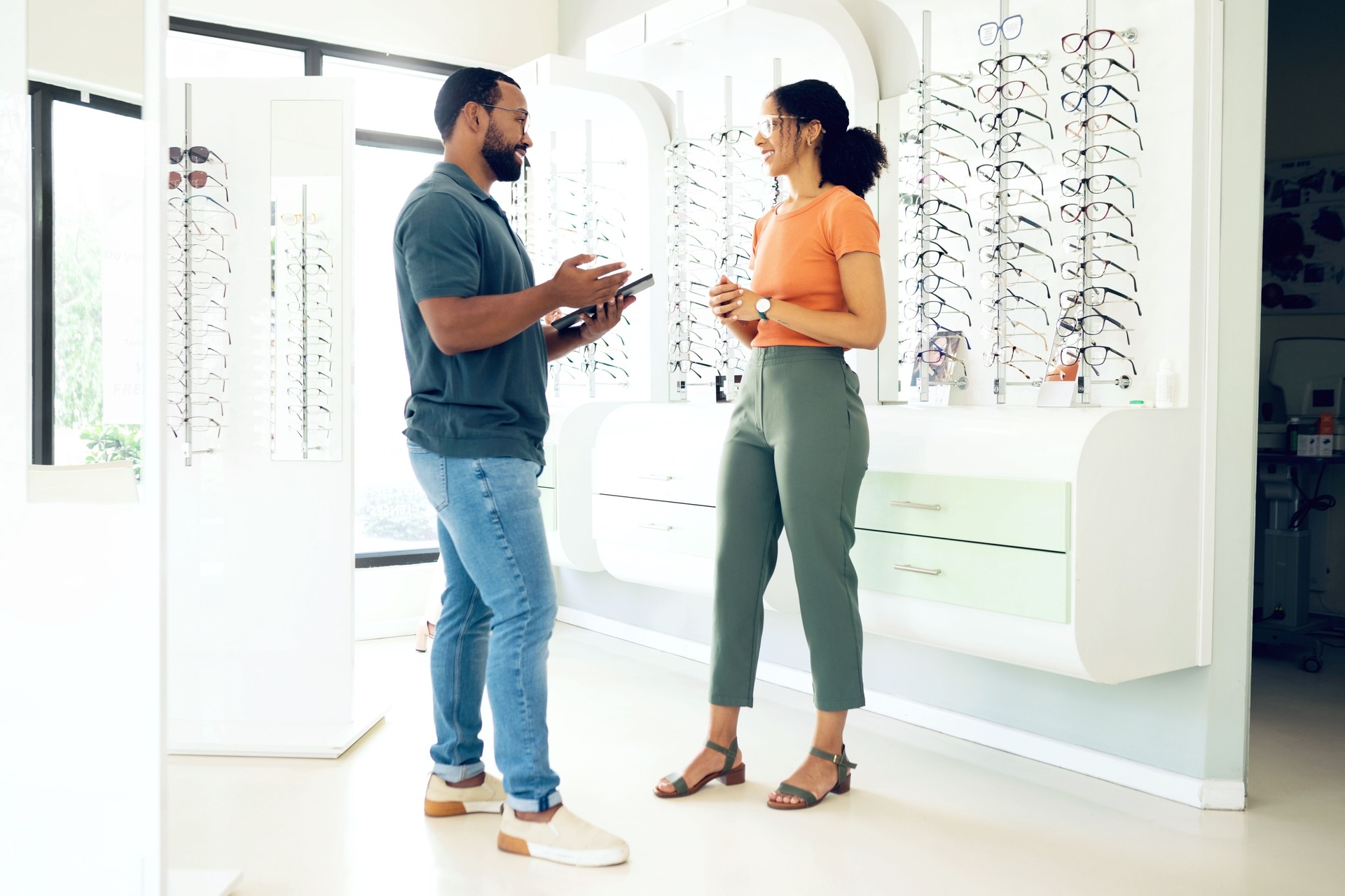 Optométrie, médecin et patient avec shopping et choix de lunettes en magasin, santé et assurance avec client. Service, aide et confiance avec des conseils, consultation de soins oculaires avec un homme et une femme en clinique