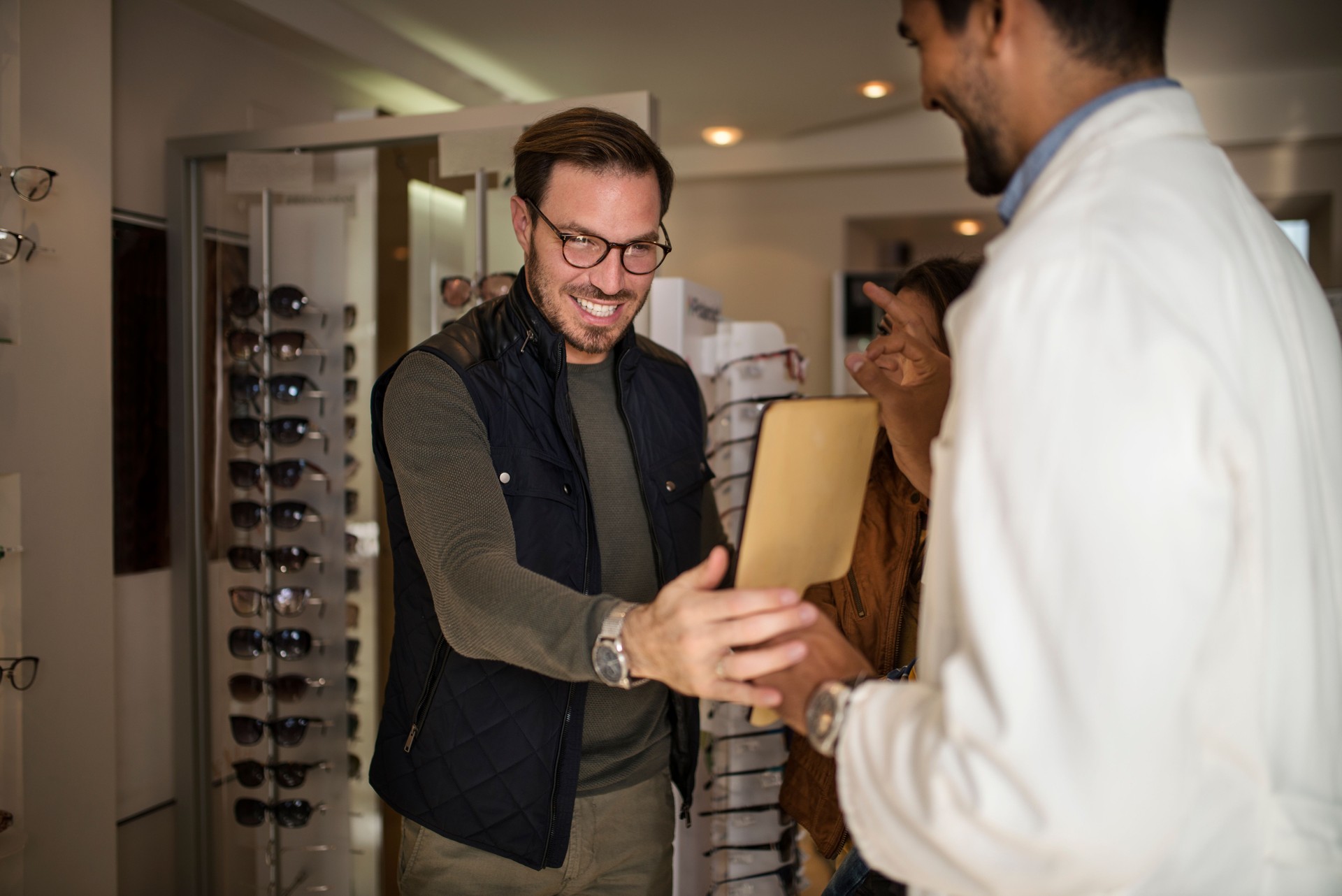 Client aide opticien à choisir de nouvelles lunettes