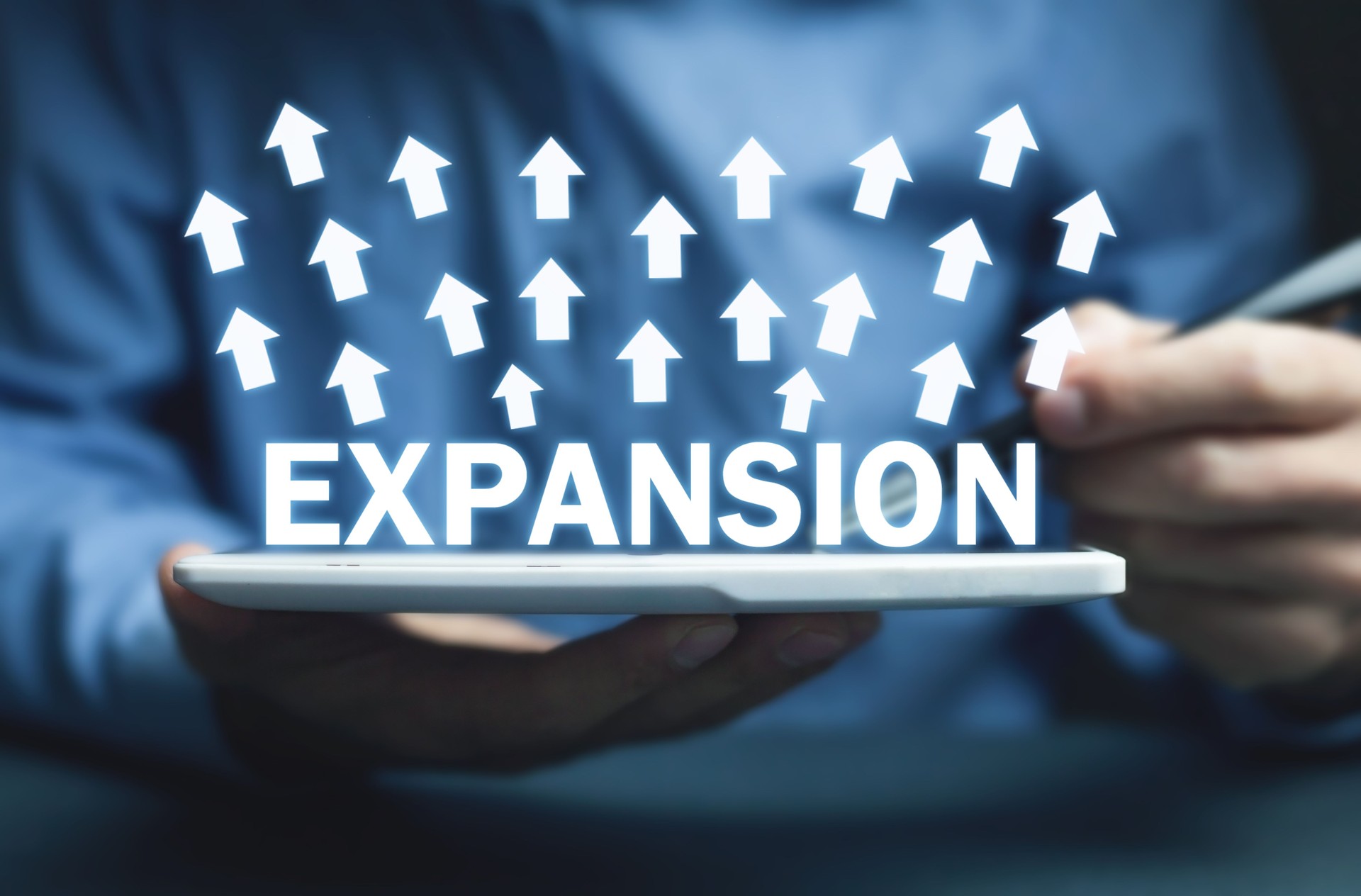 Homme retenant le texte d'expansion avec des flèches.